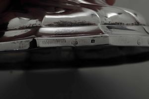 Coppia di candelieri in argento fuso, sbalzato e cesellato. Belgio, citt� di Liegi 1772  - Asta Argenti del XX secolo - Associazione Nazionale - Case d'Asta italiane