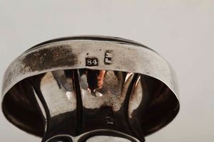 Coppia di candelieri. Argento fuso e sbalzato. Mosca 1876. Assaggiatore Viktor Savinkov, argentiere G. Kilinger (?)  - Asta Argenti del XX secolo - Associazione Nazionale - Case d'Asta italiane