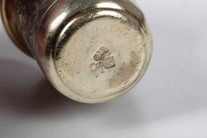 Due bicchieri. Argento sbalzato, cesellato, dorato e niellato. Uno Mosca 1872, assaggiatore Viktor Savinkov. Argentiere non identificato. Uno Mosca 1860, assaggiatore I.Avdeyev. Argentiere non identificato  - Asta Argenti del XX secolo - Associazione Nazionale - Case d'Asta italiane