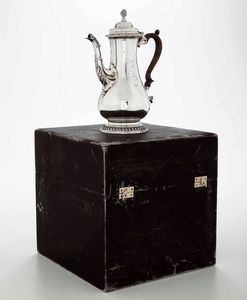 Caffettiera in argento sterling fuso, sbalzato e cesellato. Marchi della citt� di Londra per l'anno 1763 e dell'argentiere (Fuller White?)  - Asta Argenti del XX secolo - Associazione Nazionale - Case d'Asta italiane