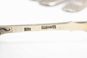 Servizio posate da dolce. Argento fuso, sagomato, dorato e niellato. Mosca 1872. Assaggiatore Viktor Savinkov. Argentiere non identificato  - Asta Argenti del XX secolo - Associazione Nazionale - Case d'Asta italiane