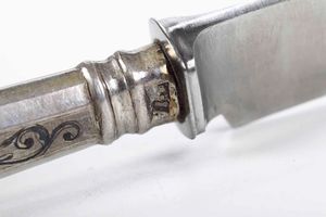 Servizio posate da dolce. Argento fuso, sagomato, dorato e niellato. Mosca 1872. Assaggiatore Viktor Savinkov. Argentiere non identificato  - Asta Argenti del XX secolo - Associazione Nazionale - Case d'Asta italiane