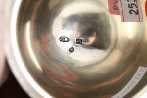 Scatola a forma di uovo. Argento fuso, cesellato, smalti policromi e granati cabochon. Marchio di titolo per la citt� di Mosca in uso dal 1908 al 1917  - Asta Argenti del XX secolo - Associazione Nazionale - Case d'Asta italiane