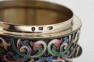 Scatola a forma di uovo. Argento fuso, cesellato, smalti policromi e granati cabochon. Marchio di titolo per la citt� di Mosca in uso dal 1908 al 1917  - Asta Argenti del XX secolo - Associazione Nazionale - Case d'Asta italiane