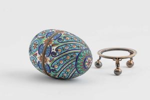 Scatola a forma di uovo. Argento con smalti colorati.Manifattura russa del XX secolo  - Asta Argenti del XX secolo - Associazione Nazionale - Case d'Asta italiane