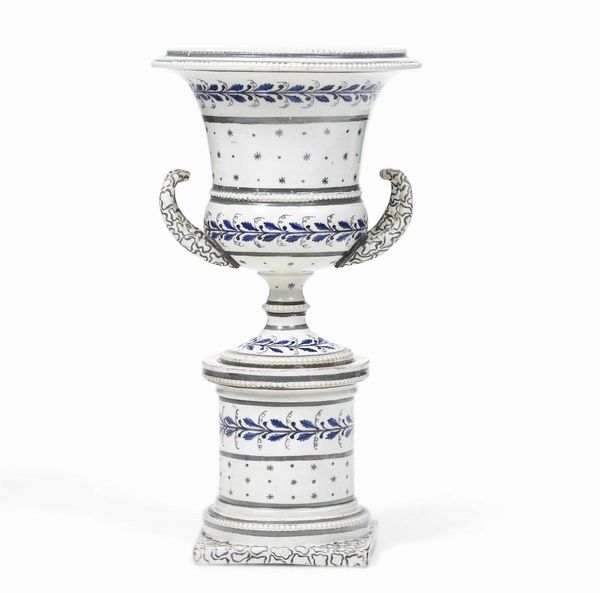 Vaso a cratere su base a colonna.<BR>Napoli, Manifattura Giustiniani, primi decenni del XIX secolo  - Asta Dimore italiane  - Associazione Nazionale - Case d'Asta italiane
