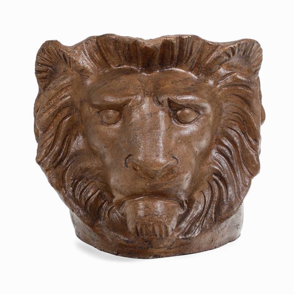Vaso in terracotta a forma di testa di leone. XX secolo  - Asta Dimore italiane  - Associazione Nazionale - Case d'Asta italiane