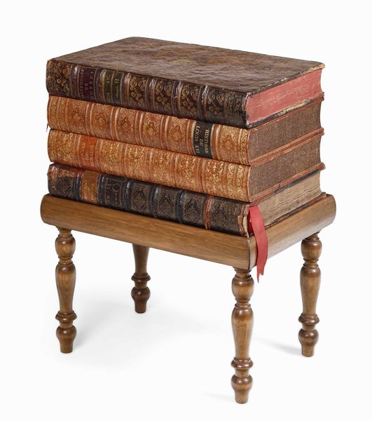 Scatola in forma di antichi tomi impilati su base in legno tornito. Francia, XX secolo  - Asta Dimore italiane  - Associazione Nazionale - Case d'Asta italiane