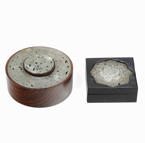 Due scatole in legno con coperchio e placca scolpita in giada, Cina, XIX secolo  - Asta Dimore italiane  - Associazione Nazionale - Case d'Asta italiane