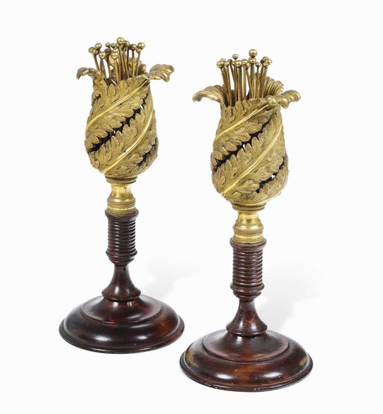 Coppia di elementi decorativi in forma di fiore in ottone dorato e cesellato. Francia XIX-XX secolo  - Asta Dimore italiane  - Associazione Nazionale - Case d'Asta italiane