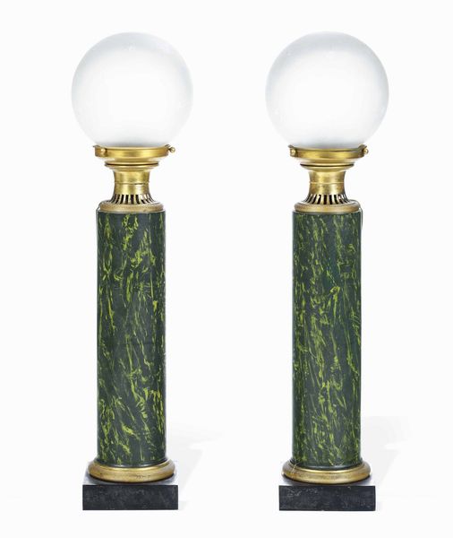 Coppia di lampade in tole peinte in forma di colonna. Francia, XX secolo  - Asta Dimore italiane  - Associazione Nazionale - Case d'Asta italiane