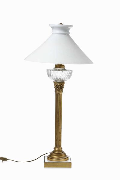 Coppia di lampade a colonna in ottone dorato. XX secolo  - Asta Dimore italiane  - Associazione Nazionale - Case d'Asta italiane