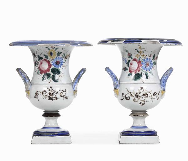 Coppia di vasi a cratere.<BR>Probabilmente Pesaro, fine del XIX secolo<BR><BR>  - Asta Dimore italiane  - Associazione Nazionale - Case d'Asta italiane
