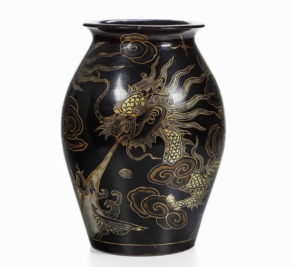 Vaso in legno laccato con figura di drago lumeggiata in color oro, Giappone, XX secolo  - Asta Dimore italiane  - Associazione Nazionale - Case d'Asta italiane