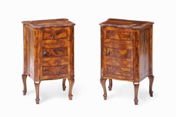 Coppia di comodini lastronati in radica e filettati. Veneto, XVIII secolo  - Asta Dimore italiane  - Associazione Nazionale - Case d'Asta italiane