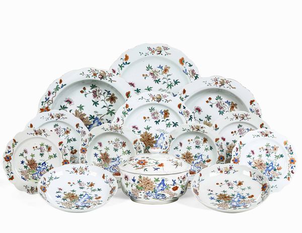 Servizio da portata in porcellana Famiglia Rosa con decori floreali. Cina, Dinastia Qing, epoca Qianlong (1736-1796)  - Asta Dimore italiane  - Associazione Nazionale - Case d'Asta italiane