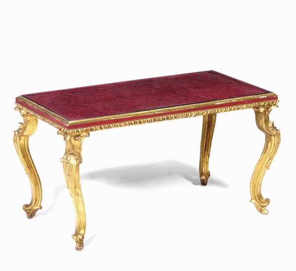 Tavolino in legno intagliato e dorato con piano in lacca rossa. XIX secolo  - Asta Dimore italiane  - Associazione Nazionale - Case d'Asta italiane