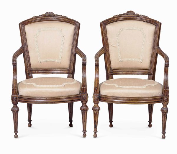 Coppia di poltrone Luigi XVI in noce intagliato. Genova, fine XVIII secolo  - Asta Dimore italiane  - Associazione Nazionale - Case d'Asta italiane
