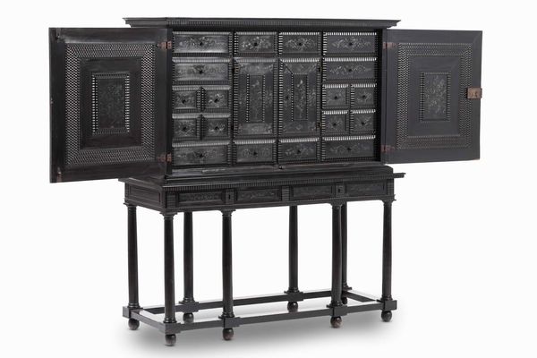 Stipo monetiere. Legno intagliato, ebanizzato e inciso. Ebanisteria d'oltralpe del XVIII-XIX secolo  - Asta Dimore italiane  - Associazione Nazionale - Case d'Asta italiane