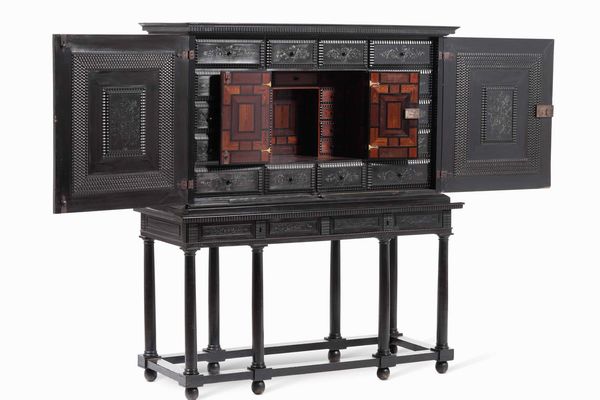 Stipo monetiere. Legno intagliato, ebanizzato e inciso. Ebanisteria d'oltralpe del XVIII-XIX secolo  - Asta Dimore italiane  - Associazione Nazionale - Case d'Asta italiane