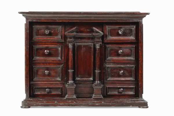 Stipo monetiere in noce. Centro Italia (?), inizio XVIII secolo  - Asta Dimore italiane  - Associazione Nazionale - Case d'Asta italiane