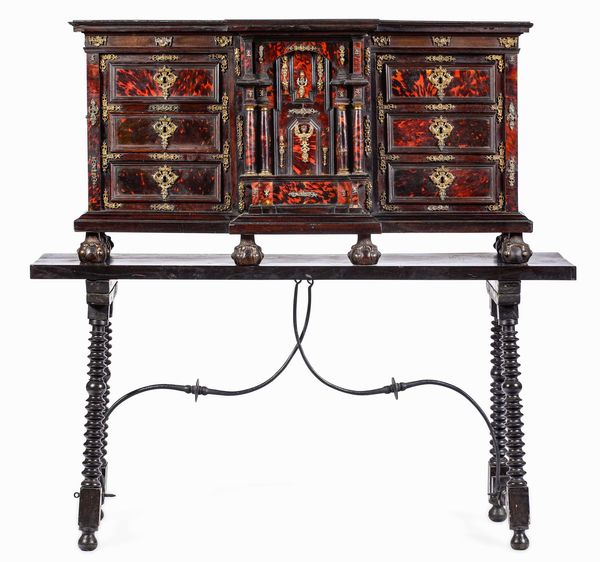 Stipo monetiere. Tartaruga, legno ebanizzato, bronzo fuso e cesellato. Ebanisteria d�oltralpe del XVIII-XIX secolo  - Asta Dimore italiane  - Associazione Nazionale - Case d'Asta italiane