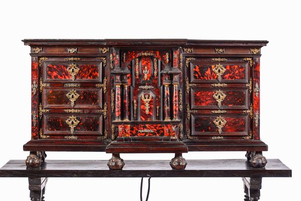 Stipo monetiere. Tartaruga, legno ebanizzato, bronzo fuso e cesellato. Ebanisteria d�oltralpe del XVIII-XIX secolo  - Asta Dimore italiane  - Associazione Nazionale - Case d'Asta italiane