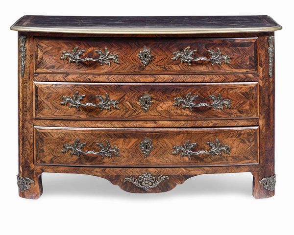 Cassettone a tre cassetti lastronato. XVIII secolo  - Asta Dimore italiane  - Associazione Nazionale - Case d'Asta italiane