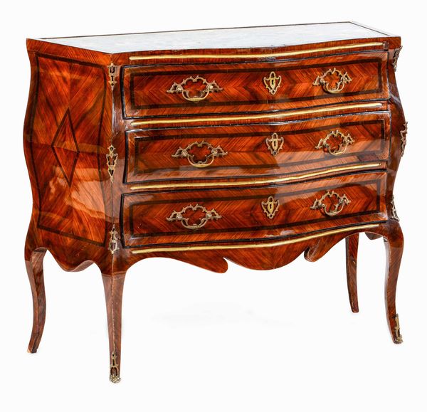 Com a tre cassetti in legno lastronato e intarsiato. Sicilia, XVIII secolo  - Asta Dimore italiane  - Associazione Nazionale - Case d'Asta italiane