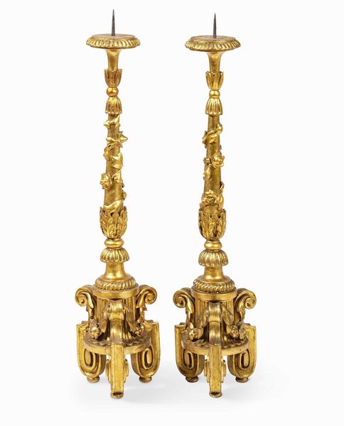 Coppia di grandi torciere in legno intagliato e dorato. Arte barocca del XVIII secolo  - Asta Dimore italiane  - Associazione Nazionale - Case d'Asta italiane