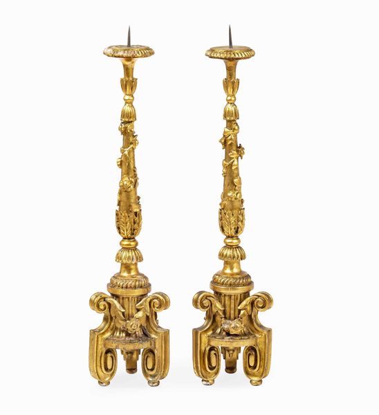 Coppia di grandi torciere in legno intagliato e dorato. Arte barocca del XVIII secolo  - Asta Dimore italiane  - Associazione Nazionale - Case d'Asta italiane