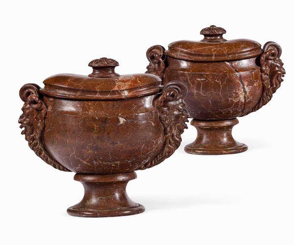 Coppia di imponenti vasi con coperchio in marmo rosso francese (Rouge Royale?)  - Asta Dimore italiane  - Associazione Nazionale - Case d'Asta italiane