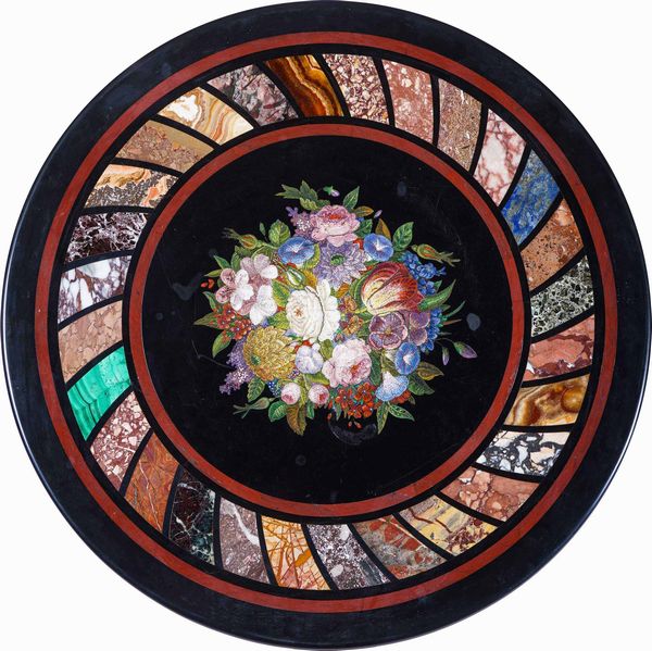 Tavolino con piano a commesso di marmi e pietre dure centrato da micromosaico floreale. XX secolo  - Asta Dimore italiane  - Associazione Nazionale - Case d'Asta italiane