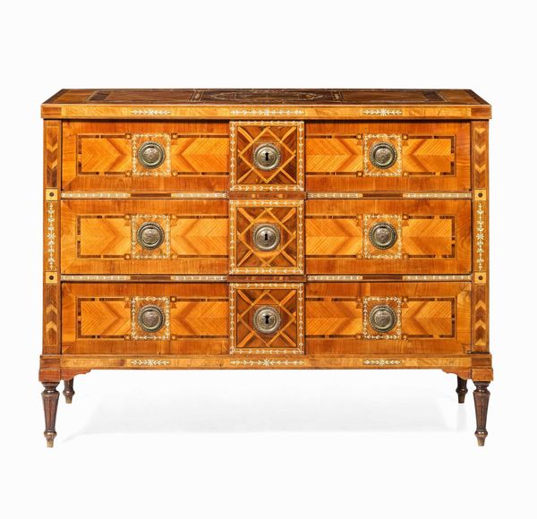Cassettone lastronato, filettato e intarsiato. XVIII-XIX secolo  - Asta Dimore italiane  - Associazione Nazionale - Case d'Asta italiane