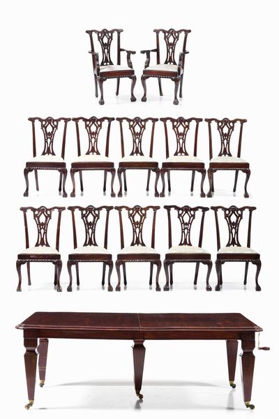 Tavolo allungabile con dieci sedie e due poltrone in mogano. Inghilterra, XIX secolo  - Asta Dimore italiane  - Associazione Nazionale - Case d'Asta italiane