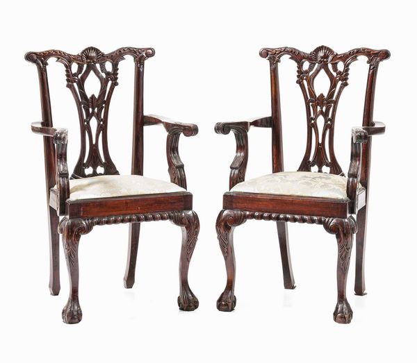 Tavolo allungabile con dieci sedie e due poltrone in mogano. Inghilterra, XIX secolo  - Asta Dimore italiane  - Associazione Nazionale - Case d'Asta italiane