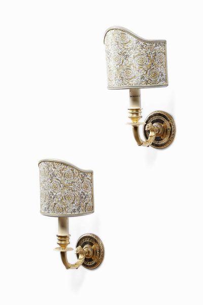 Coppia di appliques in bronzo dorato con paralumi in stoffa Versace  - Asta Dimore italiane  - Associazione Nazionale - Case d'Asta italiane