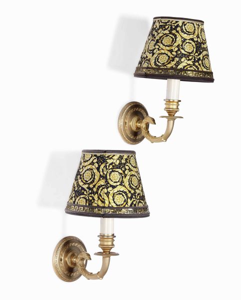 Coppia di appliques in bronzo dorato con paralumi in stoffa Versace  - Asta Dimore italiane  - Associazione Nazionale - Case d'Asta italiane