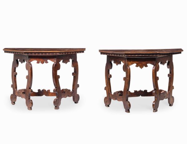 Coppia di tavoli da parete in noce intagliato, elementi antichi  - Asta Dimore italiane  - Associazione Nazionale - Case d'Asta italiane
