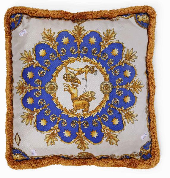 Cuscino con tessuto Versace  - Asta Dimore italiane  - Associazione Nazionale - Case d'Asta italiane