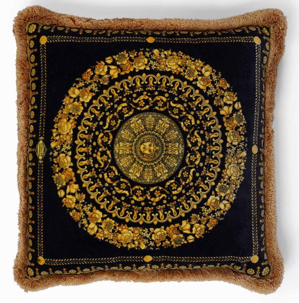 Coppia di cuscini con tessuto Versace  - Asta Dimore italiane  - Associazione Nazionale - Case d'Asta italiane