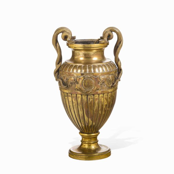 Vaso biansato in bronzo dorato e cesellato. XIX secolo  - Asta Dimore italiane  - Associazione Nazionale - Case d'Asta italiane