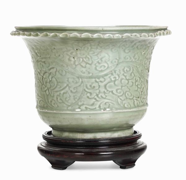 Cachepot in porcellana monocroma color Celadon con decoro vegetale inciso. Cina, Dinastia Qing, XIX secolo  - Asta Dimore italiane  - Associazione Nazionale - Case d'Asta italiane