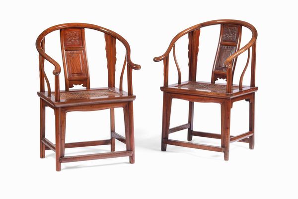 Coppia di poltrone in legno con dettaglio intagliato sullo schienale. Cina, Dinastia Qing, fine XIX secolo  - Asta Dimore italiane  - Associazione Nazionale - Case d'Asta italiane