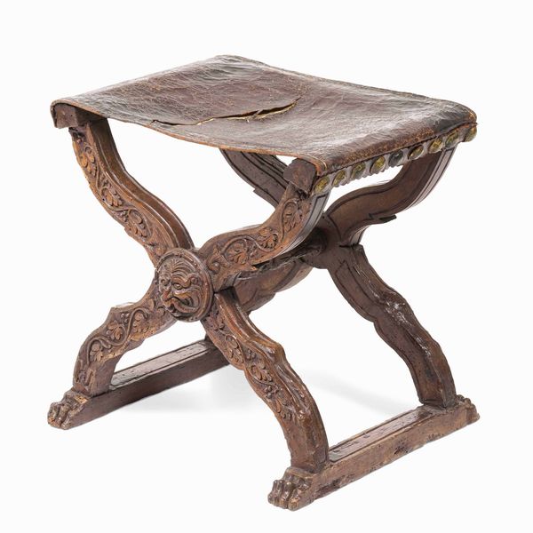 Sgabello in noce intagliato. Toscana, XVII-XVIII secolo  - Asta Dimore italiane  - Associazione Nazionale - Case d'Asta italiane