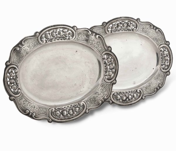 Coppia di vassoi in argento fuso, sagomato e cesellato. Argenteria artistica italiana del XX secolo  - Asta Dimore italiane  - Associazione Nazionale - Case d'Asta italiane