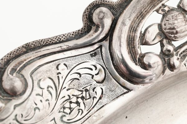 Coppia di vassoi in argento fuso, sagomato e cesellato. Argenteria artistica italiana del XX secolo  - Asta Dimore italiane  - Associazione Nazionale - Case d'Asta italiane