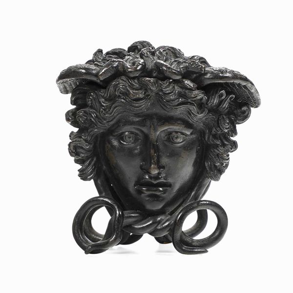 Gorgone. Bronzo fuso e patinato. Fonditore del XIX-XX secolo  - Asta Dimore italiane  - Associazione Nazionale - Case d'Asta italiane