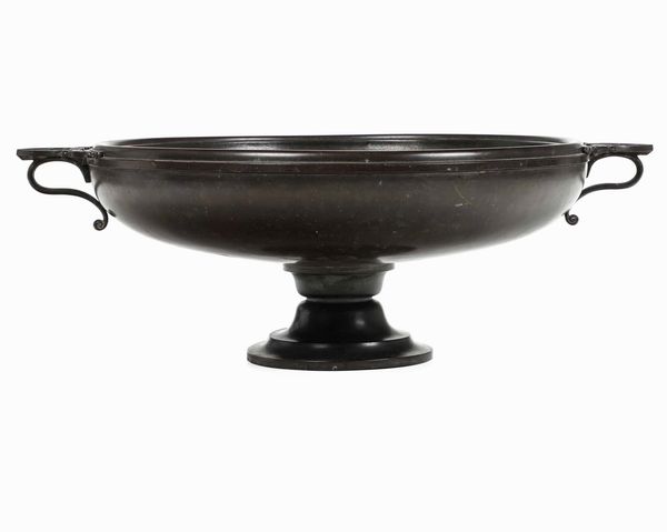 Kylix. Bronzo fuso e patinato. Fonditore del XIX-XX secolo  - Asta Dimore italiane  - Associazione Nazionale - Case d'Asta italiane