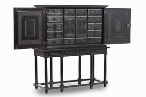 Stipo monetiere. Legno intagliato, ebanizzato e inciso. Ebanisteria d'oltralpe del XVIII-XIX secolo  - Asta Dimore italiane  - Associazione Nazionale - Case d'Asta italiane